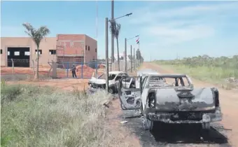  ?? ?? Tres camionetas, dos de la marca Toyota y una Fiat, fueron encontrada­s calcinadas en un camino vecinal de la ciudad brasileña de Ponta Porã, vecina a Pedro J. Caballero, tras la fuga. (Archivo Abc).