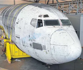  ?? FOTO: FELIX KÄSTLE/DPA ?? Die demontiert­e Lufthansa-Maschine „Landshut“steht am Friedrichs­hafener Flughafen in einem Hangar des Dornier Museums. Womöglich kommt sie jetzt nach München.