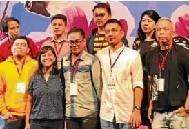  ?? MARINEL CRUZ ?? Filmmakers competing in the full-length category: (first row) Kip Oebanda, Iar Arondaing, Perci Intalan and Denise O’Hara; (second row) James Robin Mayo, Che Espiritu, Afi Africa, Carlo Catu and Louie Ignacio—