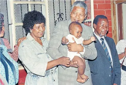  ?? AFP ?? Juntos. Winnie y Nelson Mandela en una foto de febrero de 1990 en su casa de Soweto, con su nieta.