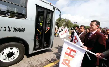  ?? CORTESÍA ?? El rector Adolfo Pontigo Loyola dio el banderazo de salida a nuevas unidades del Garzabus.