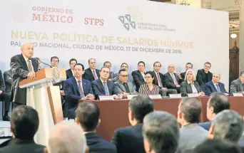  ??  ?? El presidente Andrés Manuel López Obrador (izq.) durante el anuncio en Palacio Nacional de la nueva política salarial.
