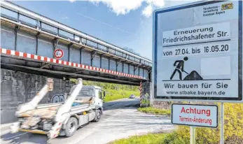  ?? FOTO: CHRISTIAN FLEMMING ?? Die Hinweissch­ilder stehen schon, die Friedrichs­hafener Straße in Lindau wird wegen Bauarbeite­n drei Wochen lang voll gesperrt.