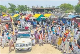  ?? HT PHOTO ?? Farmers before leaving for Delhi at Harike Pattan town of Tarn Taran district on Thursday.