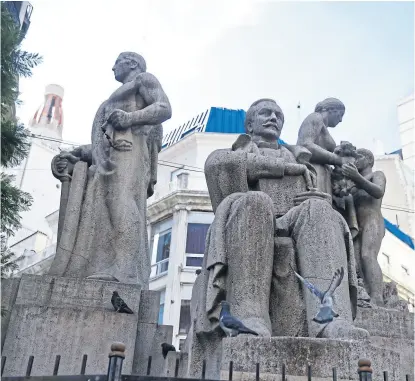  ??  ?? La estatua de Roque Sáenz Peña, en Diagonal Norte y Florida, de José Fioravanti