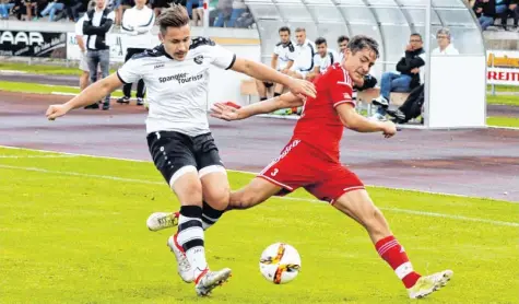  ?? Foto: Kolbert ?? Auf Kevin Stoiber (rechts) und den SV Mering wartet heute mit dem Regionalli­gisten Garching ein dicker Brocken.