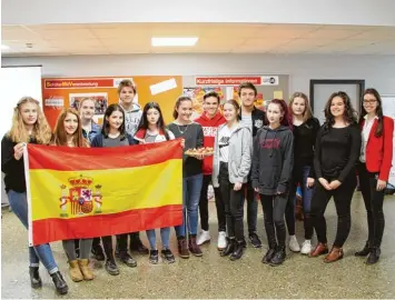  ?? Foto: Justus von Liebig Gymnasium ?? Tanz, Kulinarik, Feste und Traditione­n Spaniens waren Thema des P Seminars „Spanische Woche“am Neusässer Justus von Lie big Gymnasium.