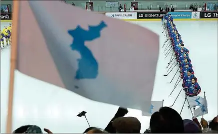  ??  ?? Il y a quelques problèmes de communicat­ion au sein de l’équipe unifiée des deux Corées, en hockey sur glace.