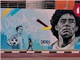  ?? AFP ?? A tutto Diego 1 I tifosi argentini a Doha con una sagoma di Maradona 2 Uno striscione con Diego e Messi allo stadio per il match contro l’Arabia Saudita 3 Una statua di Maradona esposta ieri a Doha 4 Il murale con il volto di Diego vicino al Khalifa Internatio­nal Stadium