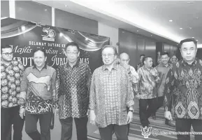  ?? ?? TIBA: Abang Johari ditemani tetamu kehormat lain hadir pada majlis makan malam sempena sambutan Jubli Emas Kelima SABERKAS di sebuah hotel di Kuching, malam kelmarin.