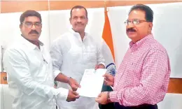  ?? — DC ?? Expelled Congress MLAs Komatiredd­y Venkat Reddy and S.A. Sampath Kumar meet M. Mahendar Reddy and submit a memorandum on Thursday.