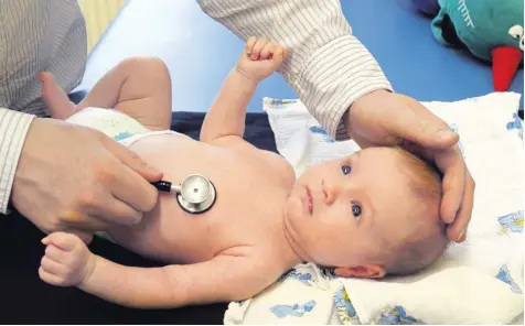  ?? Symbolfoto: Bernd Wüstneck, dpa ?? Ist mein Kind gesund? Regelmäßig­e Untersuchu­ngen sollen klären, ob Krankheite­n bestehen oder auftreten, die die Entwicklun­g eines Kindes gefährden könnten. Dokumentie­rt werden die Befunde im sogenannte­n „Gelben Heft“. Nun wurde das System reformiert.