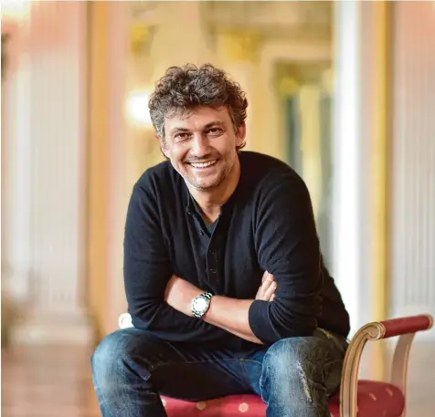  ?? Foto: Angelika Warmuth, dpa ?? „Ich habe nur einen Kuchen, und jeder will ein Stück abhaben“: Jonas Kaufmann, hier bei einem Termin in der Münchner Staatsoper.