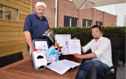  ?? FOTO SERGE MINTEN ?? Luc Withofs en zoon Jan zijn klaar om hun zaak straks coronaproo­f te openen. Op de tafel onder meer contactloz­e dispensers, mondmasker­s en richtlijne­n voor personeel en klanten.