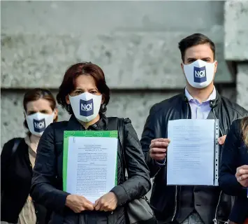  ??  ?? La protesta I membri del comitato in uno dei presidi effettuati davanti alla Procura di Bergamo in occasione della presentazi­one delle loro denunce