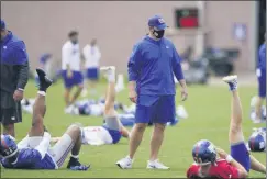  ?? SETH WENIG ?? New York Giants head coach Joe Judge talks to his quarterbac­ks during a practice at the NFL football team’s training camp in East Rutherford, N.J., Wednesday, Aug. 19, 2020. The Giants open their season on Sept. 14 against the Pittsburgh Steelers.