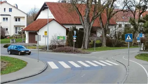  ??  ?? Der Stadtrat Rain favorisier­t nun in der Ziegelmoos­straße einen Zebrastrei­fen als Querungshi­lfe für Fußgänger. Er könnte ähnlich wie auf dieser Fotomontag­e aussehen. Allerdings muss noch eine Hürde genommen werden: die Zustimmung der Verkehrsbe­hörde am Landratsam­t.