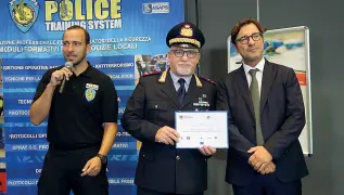  ??  ?? GeneraleIl comandante Ciro Esposito, capo della Polizia locale di Napoli, riceve il premio nell’ambito della manifestaz­ione Sopra, il fermo del terrorista