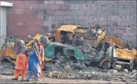  ?? SANCHIT KHANNA/ HT ?? Remains of vehicles that were set on fire in Shiv Vihar during last week’s north-east Delhi riots. The n violence has killed at least 53 people and left more than 400 injured.