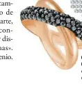  ??  ?? CRYSTALDUS­T CROSS Anillo doble con baño de oro (79 €).