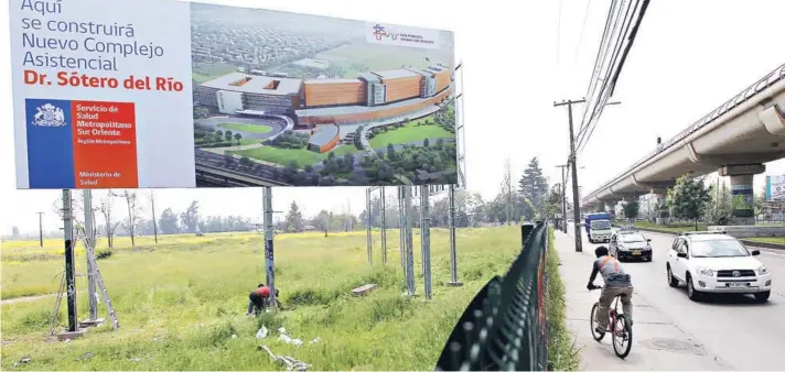  ??  ?? ► El nuevo hospital se construirá frente al recinto actual, en Puente Alto.