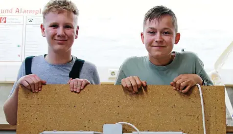  ?? FABIAN KLAUS ?? Arthur Erhardt (14) und Finn-Magnus Kahl (13/rechts) arbeiten einen Tag in der Woche in einem Unternehme­n.