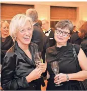  ??  ?? Uschi Herting (l.) und Sabine Polomski kreierten für jeden Gast an dem Abend eine handgefert­igte Serviette, die den Namen des jeweiligen Gastes zierte.