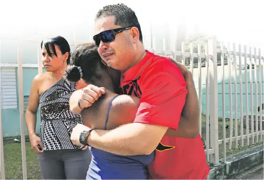  ??  ?? RAFAEL SALDAÑA, padre de dos de los niños que murieron atropellad­os frente al residencia­l El Prado, es consolado por una vecina del lugar.
