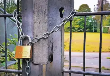  ?? RP-FOTO: JOACHIM PREUSS ?? Die Stadt hatte den Sportplatz an der Talstraße für eine größere schulische Veranstalt­ung absperren lassen. Danach hatte man vergessen, das Gelände wieder freizugebe­n.