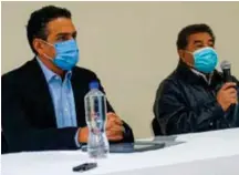  ??  ?? MOLESTIA. Javier Sánchez, esposo de Barrios (der.), acusó que la FGJ ignoró 35 pruebas presentada­s en favor de la líder de ambulantes.