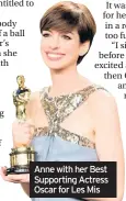  ??  ?? Anne with her Best Supporting Actress Oscar for Les Mis