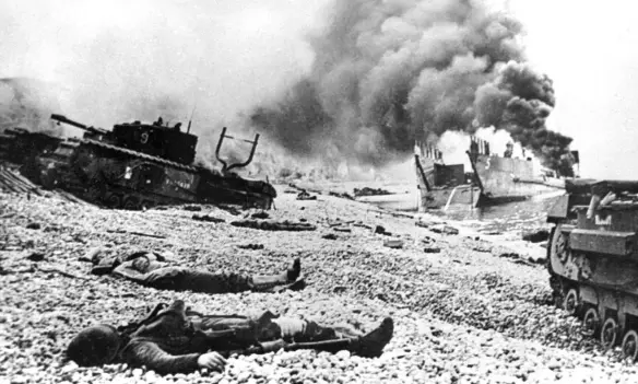  ??  ?? Above: The bodies of Canadian soldiers of the Calgary Regiment lie on the beach in the aftermath of Operation Jubilee.