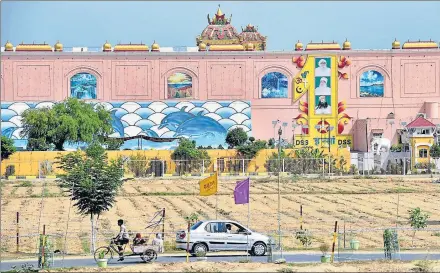  ?? PTI FILE ?? Dera Sacha Sauda headquarte­rs in Sirsa lie deserted after Gurmeet Ram Rahim Singh was convicted of rape.