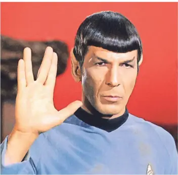  ?? FOTO: DPA ?? Ein verrätselt­es „Victory“– als Verschwöru­ngszeichen der Vulkanier – verabreich­t mit viel Vergnügen der Schauspiel­er Leonard Nimoy als Mr. Spock in vielen der frühen „Star Trek“-Folgen.