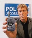  ?? RP-ARCHIVFOTO: TBU ?? Ermittler Jürgen Franke zeigt ein umgebautes Walkie-Talkie, das Diebe als Störsender einsetzen.