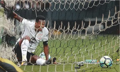  ??  ?? Jô, com o braço, fez o gol da vitória corintiana sobre o Vasco. Time paulista lidera o Brasileirã­o com folga