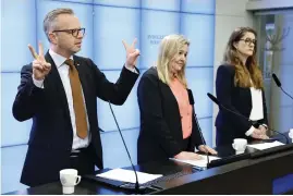  ?? ?? Mikael Damberg (S), Ida Gabrielsso­n (V) och Janine Alm Ericson (MP) kräver besked om vårdpengar.
