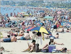  ?? MARC ARIAS / ARCHIVO ?? SALOU El sol y la playa han sido desde mediados del siglo XIX el principal imán de esta localidad. Las primeras casetas de baño se autorizaro­n en 1867 en la playa de Llevant. El paseo y los bloques de apartament­os proliferar­on a partir de los sesenta