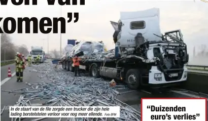  ?? Foto BFM ?? In de staart van de file zorgde een trucker die zijn hele lading borstelste­len verloor voor nog meer ellende.