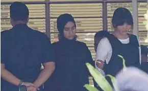 ??  ?? Doan Thi Huong (right) arriving at the High Court in Shah Alam yesterday.