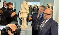  ?? ?? Istituzion­i
Il direttore del Parco archeologi­co di Pompei Gabriel Zuchtriege­l con il ministro Gennaro Sangiulian­o