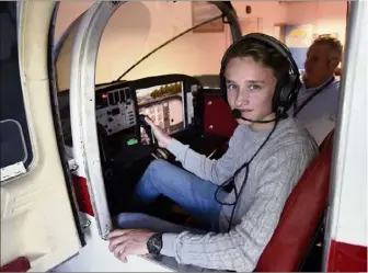  ??  ?? Passionné depuis l’âge de huit ans, Lucas a commencé par s’entraîner sur simulateur de vol... (Photo Gilles Traverso)