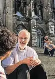  ?? FOTO: DOK ?? Weihbischo­f Ansgar Puff bei der Beichte vor dem Kölner Dom