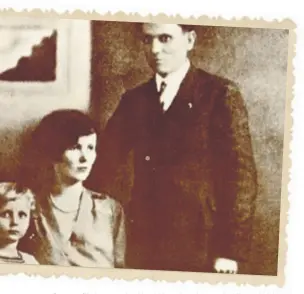  ??  ?? Brozova fotografij­a iz 1928., kad je uhićen zbog komunistič­kog aktivizma (lijevo); s prvom suprugom Pelagijom Bjelousovo­m i sinom Žarkom (gore)