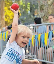  ?? FOTO: LAURA HUMMLER ?? Samuel Olnhausen ist ganz konzentrie­rt dabei, die Zielscheib­e der Schaumkuss-Schleuder mit einem Ball zu treffen.