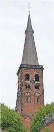 ??  ?? Die St. Töniser Pfarrkirch­e St. Cornelius ist das höchste Gebäude der Stadt.