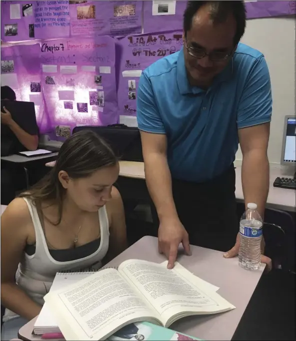  ?? PHOTO ?? Mexican American History School. ALYSSA VILORIA teacher Michael Hsu explains a section from the book to Britney Del Real, 17, in class at Southwest High