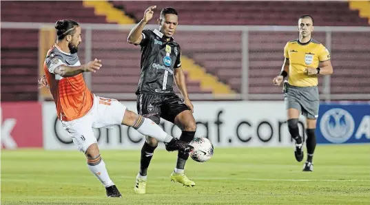  ?? ALEXIS QUIROZ STRAFFON IMAGES ?? Forge FC attacker Mo Babouli, left, clears the ball away from a Tauro FC player during Hamilton’s 2-1 CONCACAF League victory Tuesday night in Panama City.