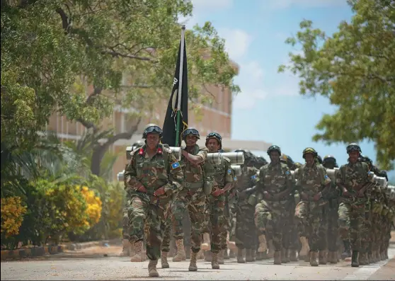  ??  ?? Photo ci-dessus : Parade de l’armée nationale somalienne à Mogadiscio, le 12 avril 2016, pour célébrer son 56e anniversai­re. Divers incidents intervenus en mars-avril 2018 entre les deux pays ont abouti à la rupture de l’accord militaire qui liait la Somalie aux Émirats arabes unis depuis 2014, et en vertu duquel les ÉAU finançaien­t et formaient une partie de l’armée somalienne afin de l’aider à contenir la menace terroriste. (© Joe Trevithick/Amisom)