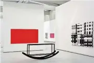  ??  ?? Die Oberlichth­alle mit Werken von Markus Wilfling (vorne), Imi Knoebel & Co.